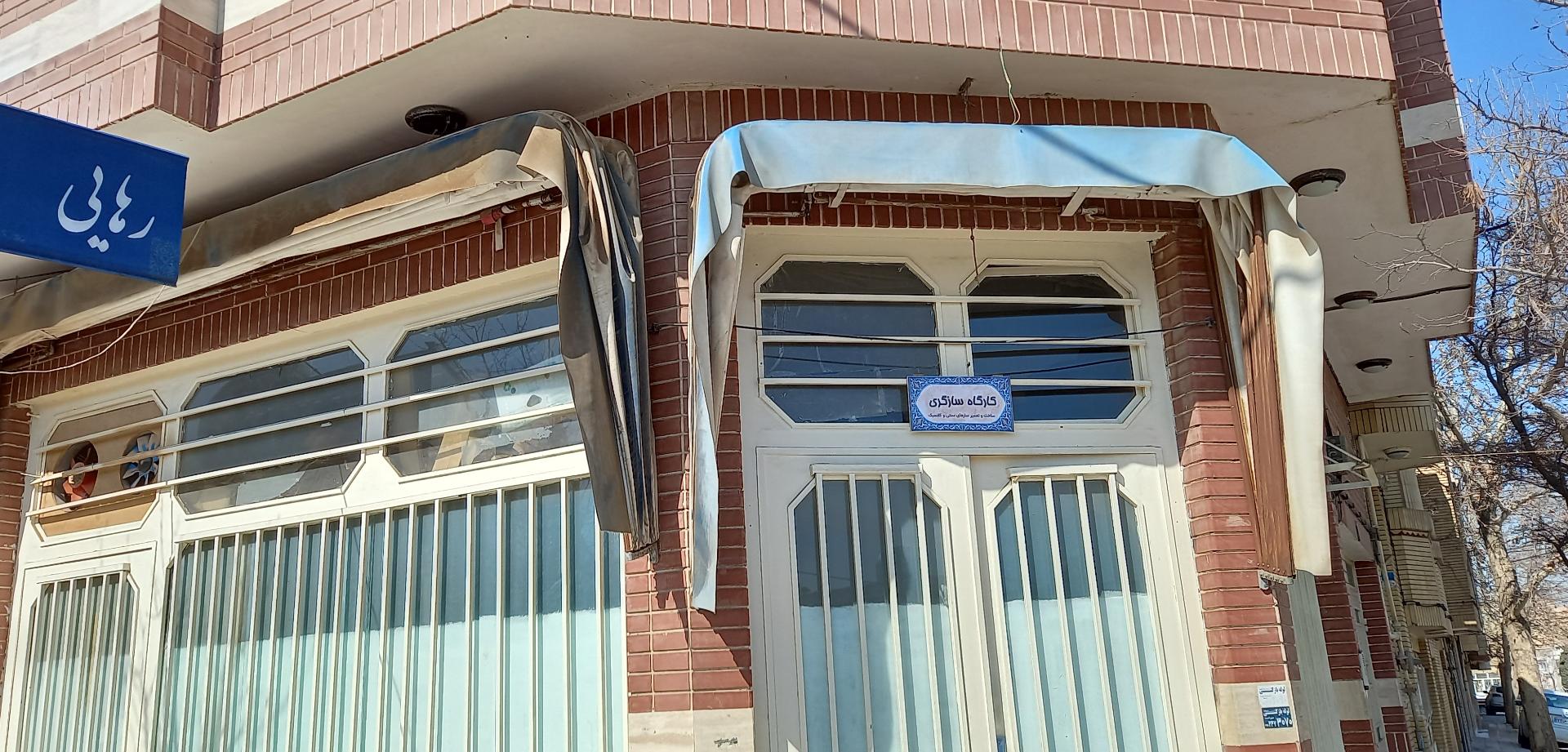 عکس کارگاه ساخت سازهای سنتی