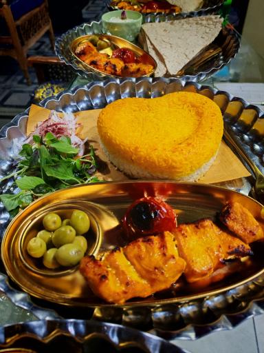 عکس کافه رستوران باغچه بیدمجنون