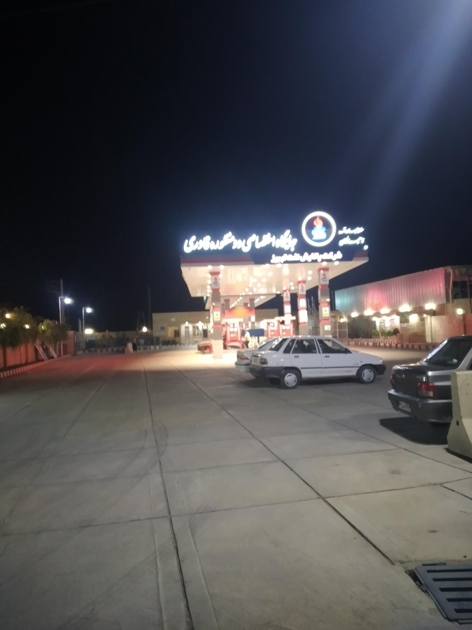 عکس پمپ بنزین و cng قادری