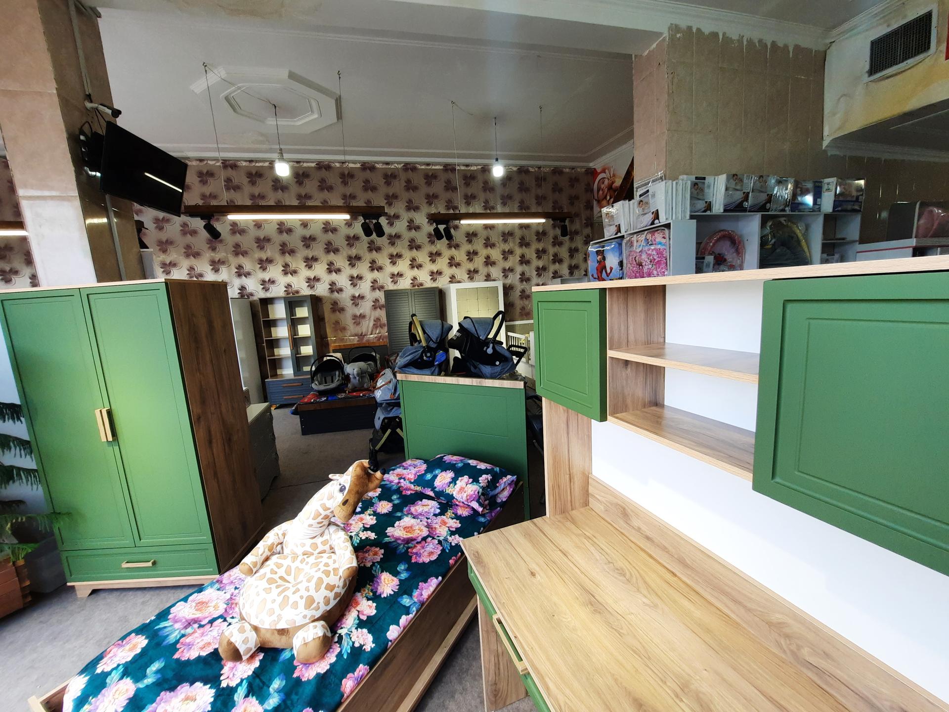 عکس تولیدی تخت و کمد نوزاد پوما (سیسمونی)