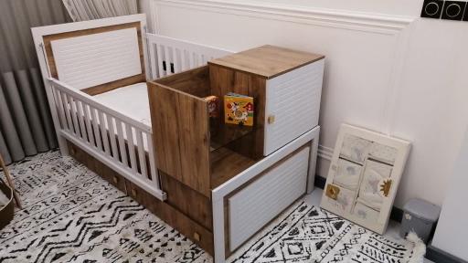 عکس تولیدی تخت و کمد نوزاد پوما (سیسمونی)