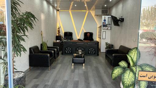 عکس مشاور املاک خانه ما