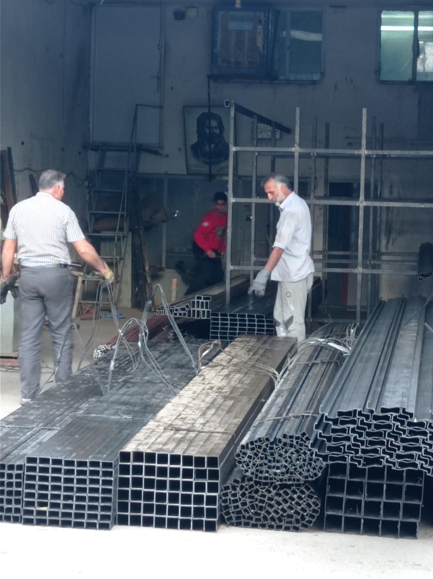 عکس کارگاه درب وپنجره سازی کارخانه