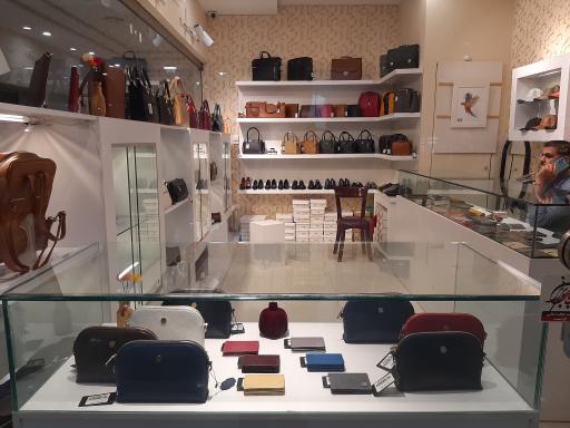 عکس فروشگاه چرم شاپرک