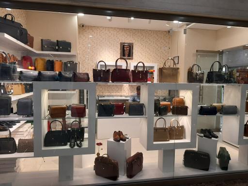 عکس فروشگاه چرم شاپرک