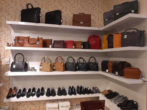 عکس فروشگاه چرم شاپرک