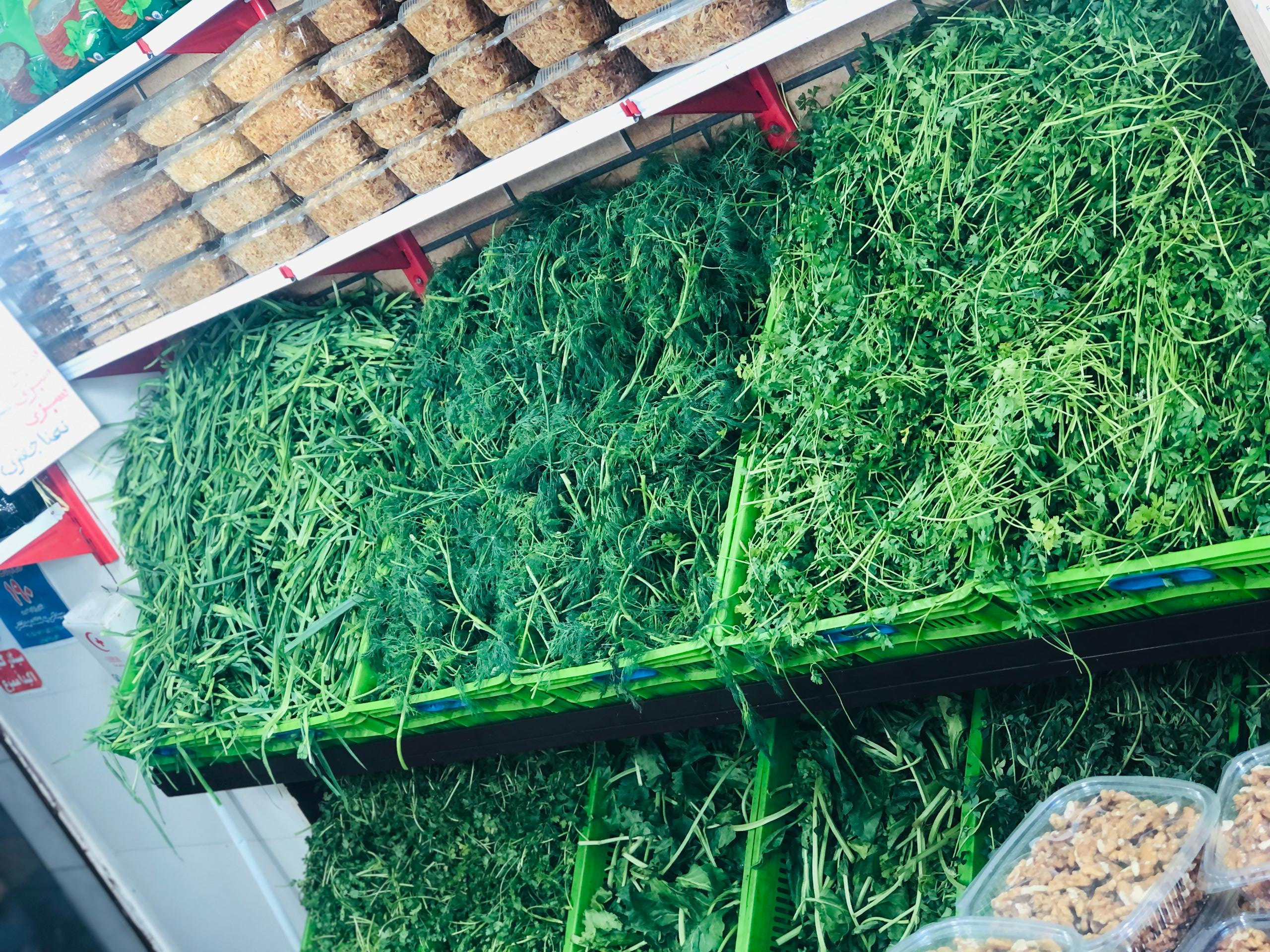 عکس ترشیجات و سبزی خرد کنی عمه لیلا