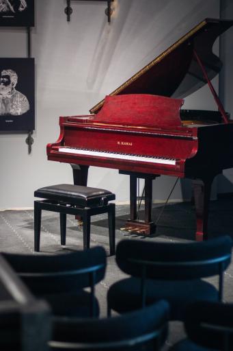 عکس آکادمی پیانو سی