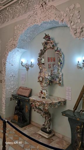 عکس درب ورودی موزه زمان