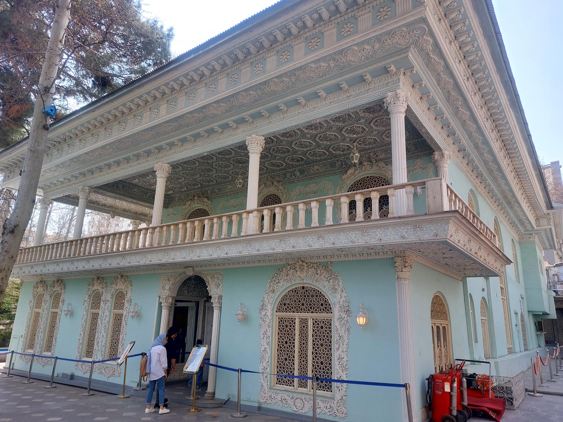 عکس درب ورودی موزه زمان