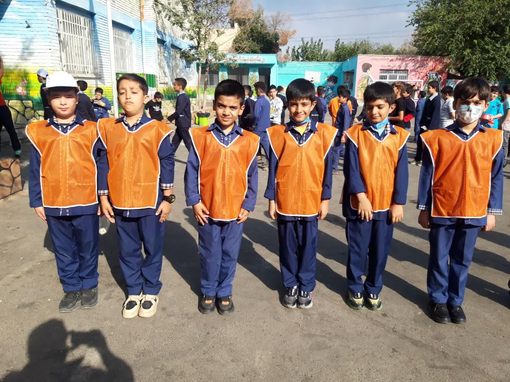 عکس دبستان پسرانه دوره اول و دوم شهید صدوقی
