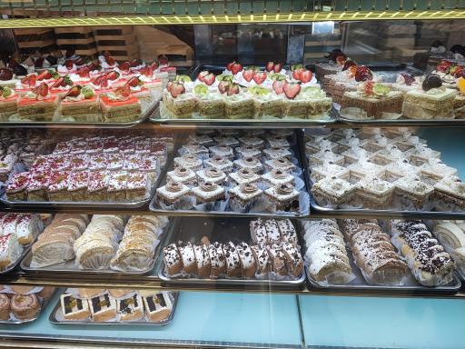 عکس کافه و شیرینی بلوط