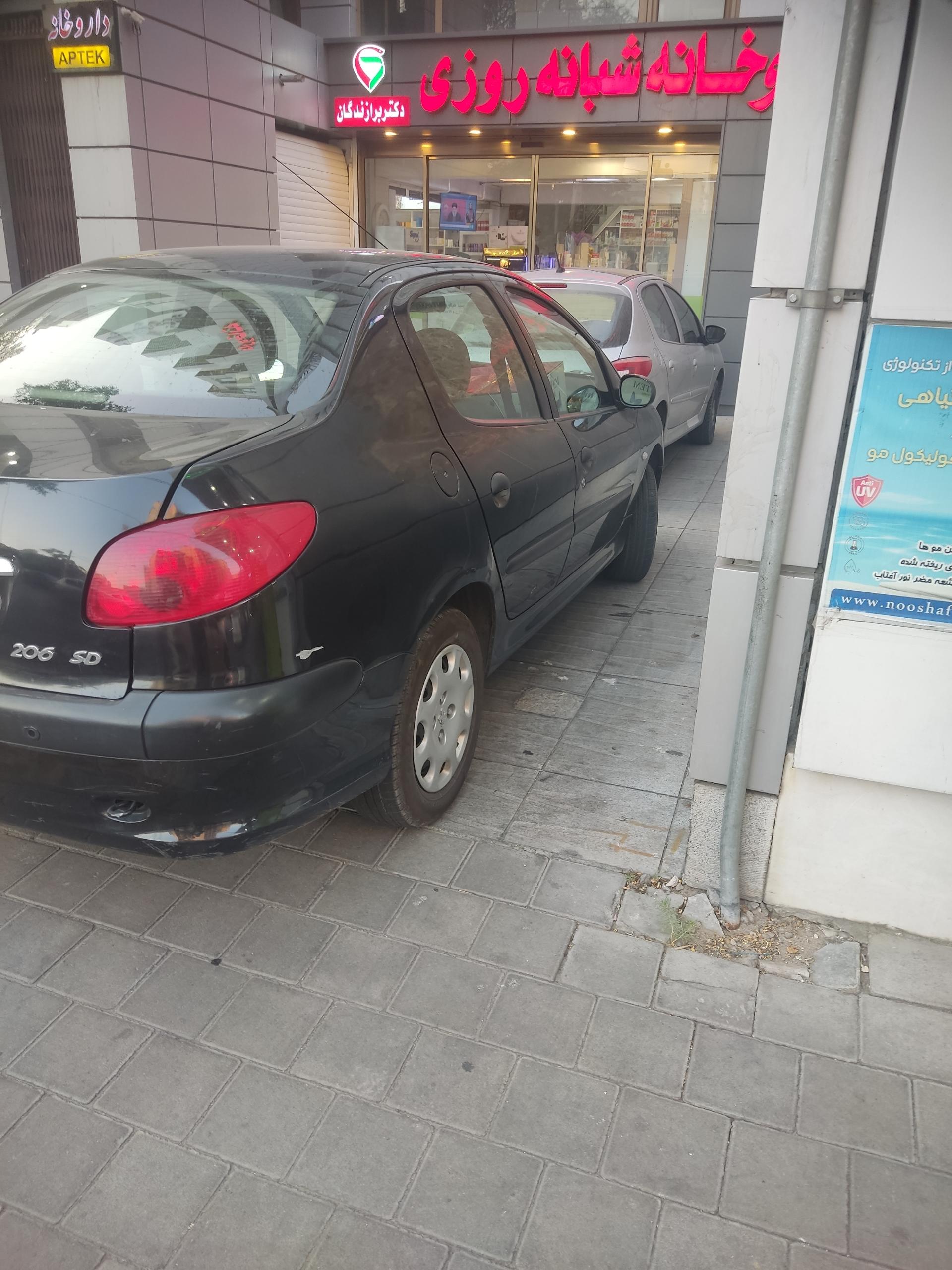 عکس داروخانه شبانه روزی دکتر برازندگان