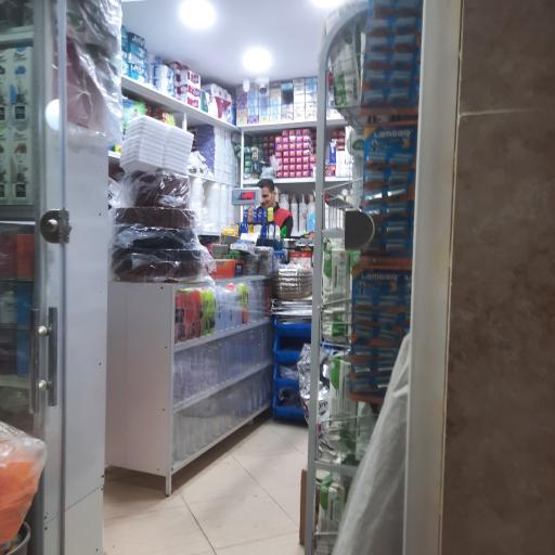 عکس فروشگاه ظروف یکبار مصرف کارن