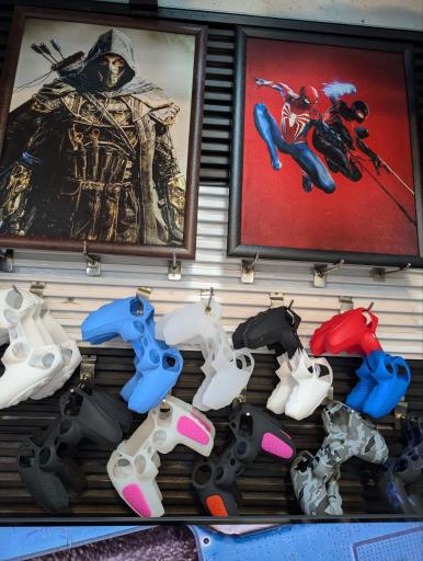 عکس تعمیرات موبایل و نصب بازی کنسول معین