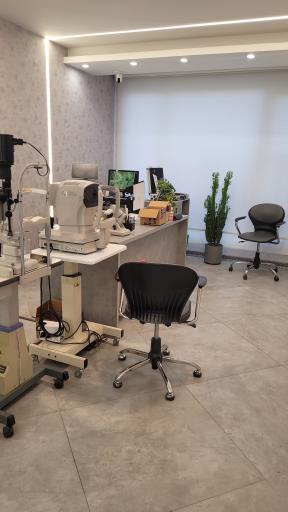 عکس معاینه چشم اپتومتریست پروین هاشمی