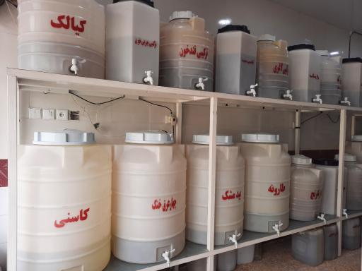 عکس عرقیات‌ و‌ ترشیجات گل‌سرخ