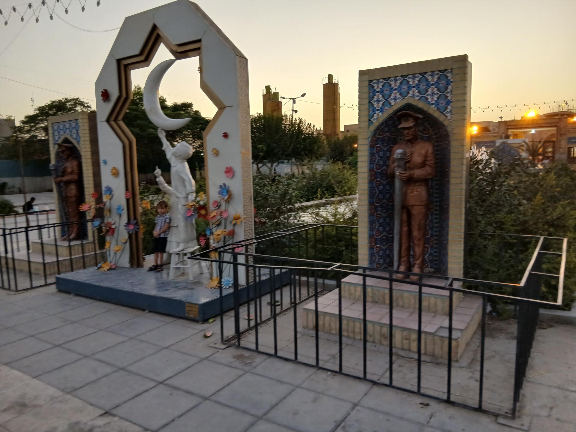 عکس مجسمه های نمادین خادمین حرم