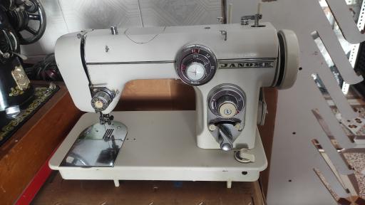 عکس فروشگاه چرخ خیاطی آرمینا