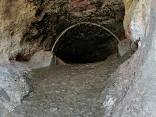 عکس غار و آبشار مصنوعی 