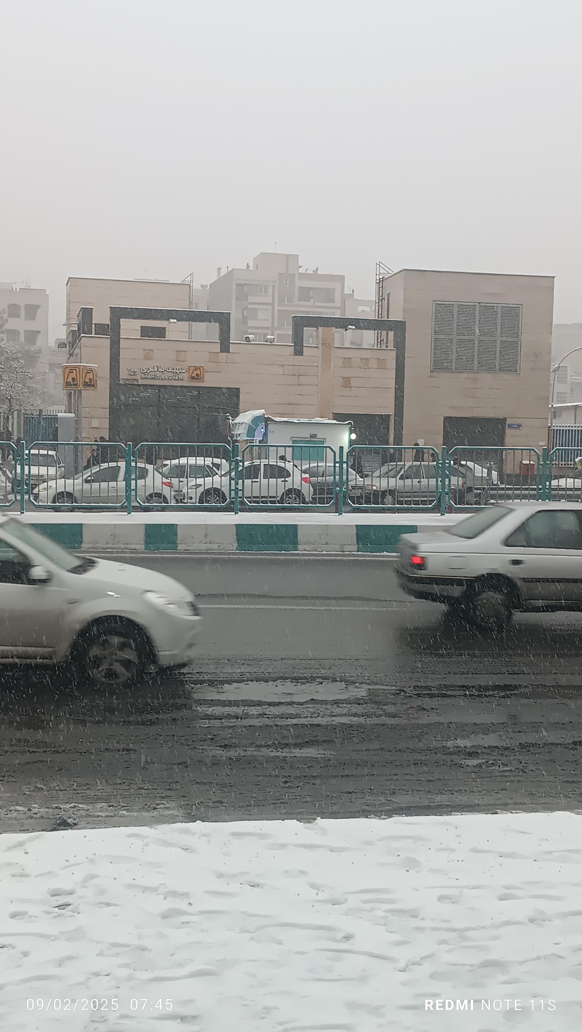 عکس ورودی مترو ایستگاه باقری