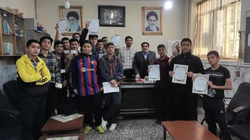 عکس دبیرستان پسرانه شهدای صنف گلدوزان