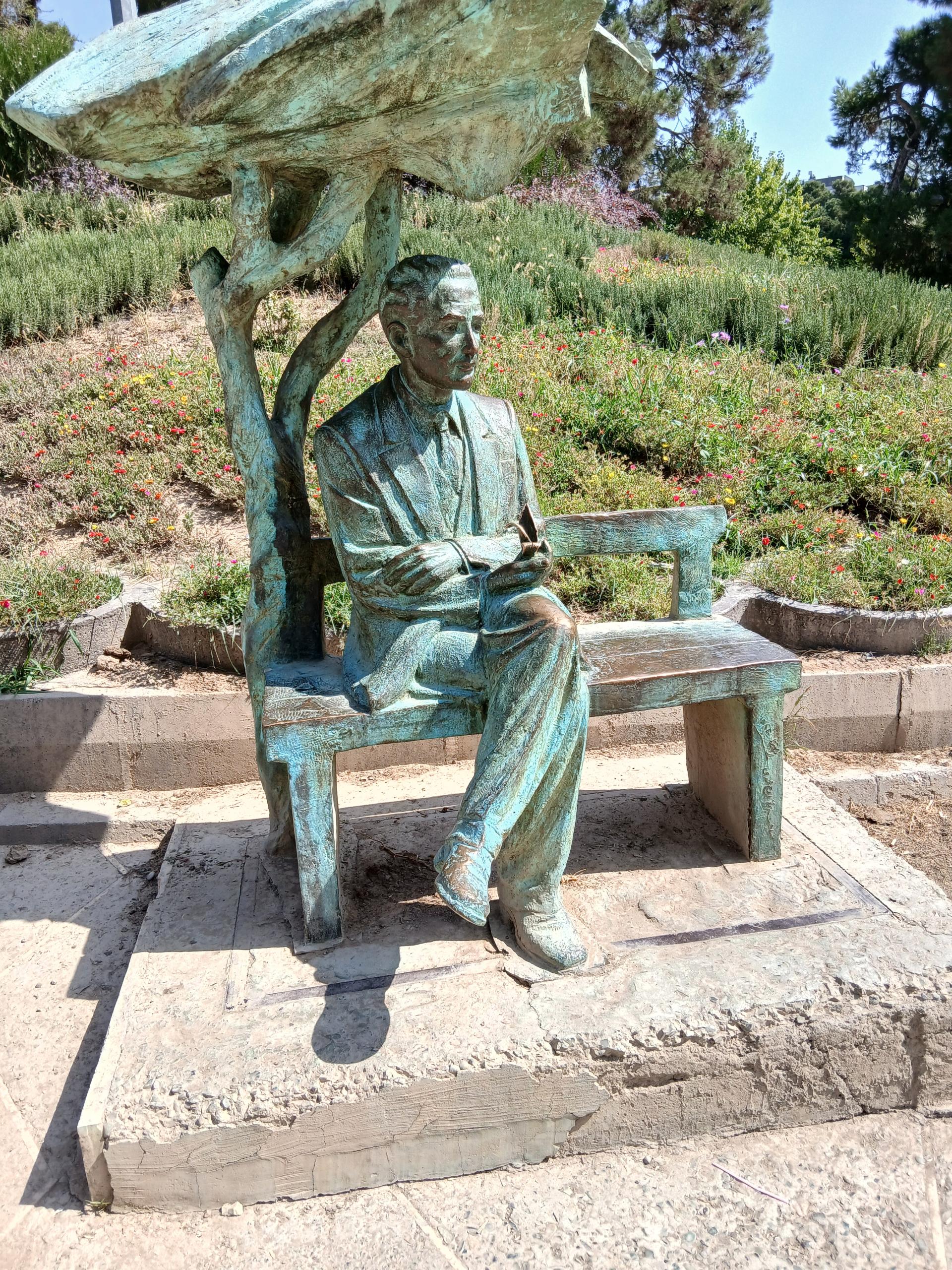 عکس مجسمه نمادین مهندس ساعی