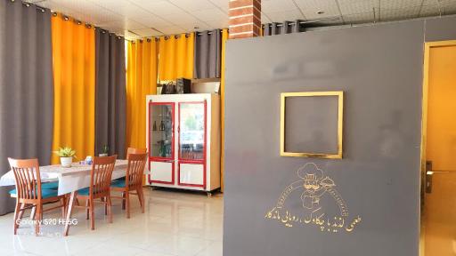 عکس رستوران و بیرون بر چکاوک 