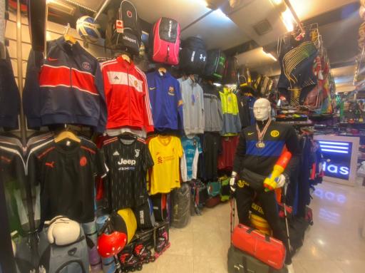 عکس فروشگاه لوازم ورزشی عطایی(ادیداس)