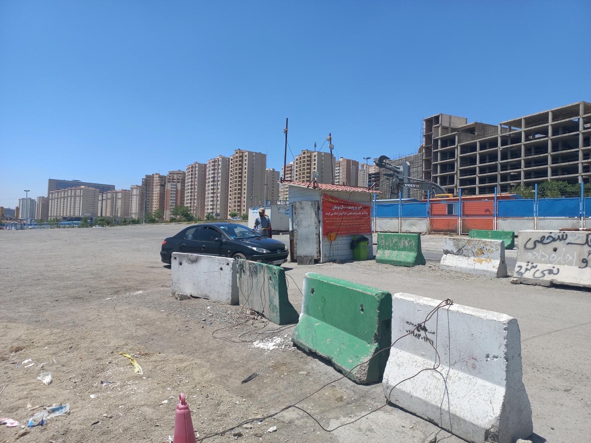 عکس پارکینگ شمالی دریاچه شهدای خلیج فارس (چیتگر)