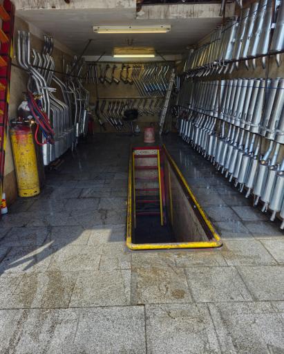 عکس اگزوزسازی کارگر