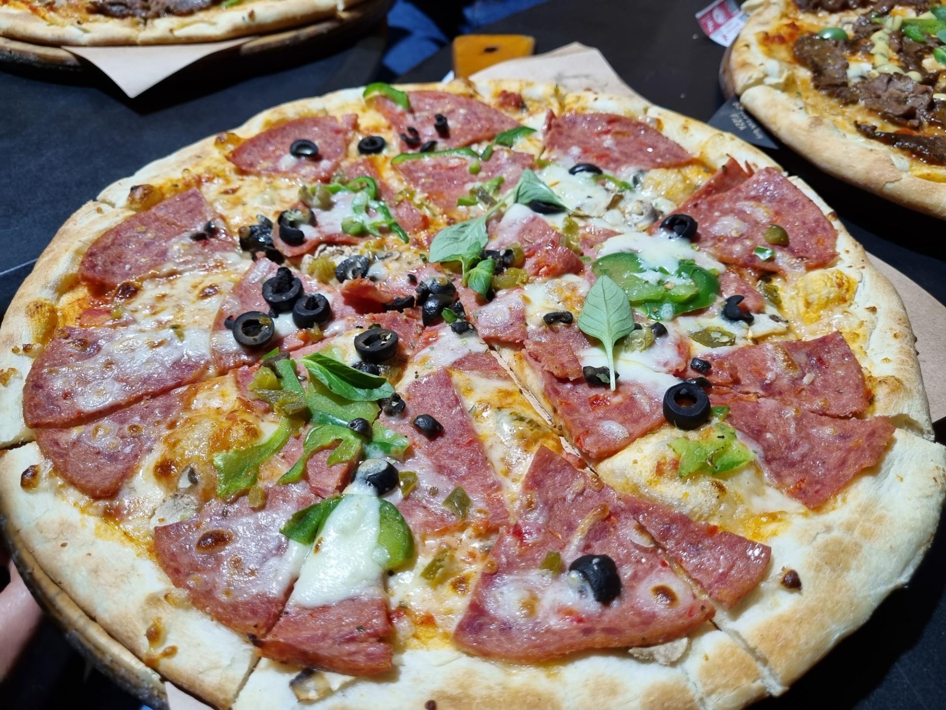 عکس پیتزا ناپل شعبه ارم