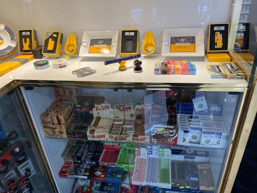 عکس بوتیک دخانیات دارک لیف