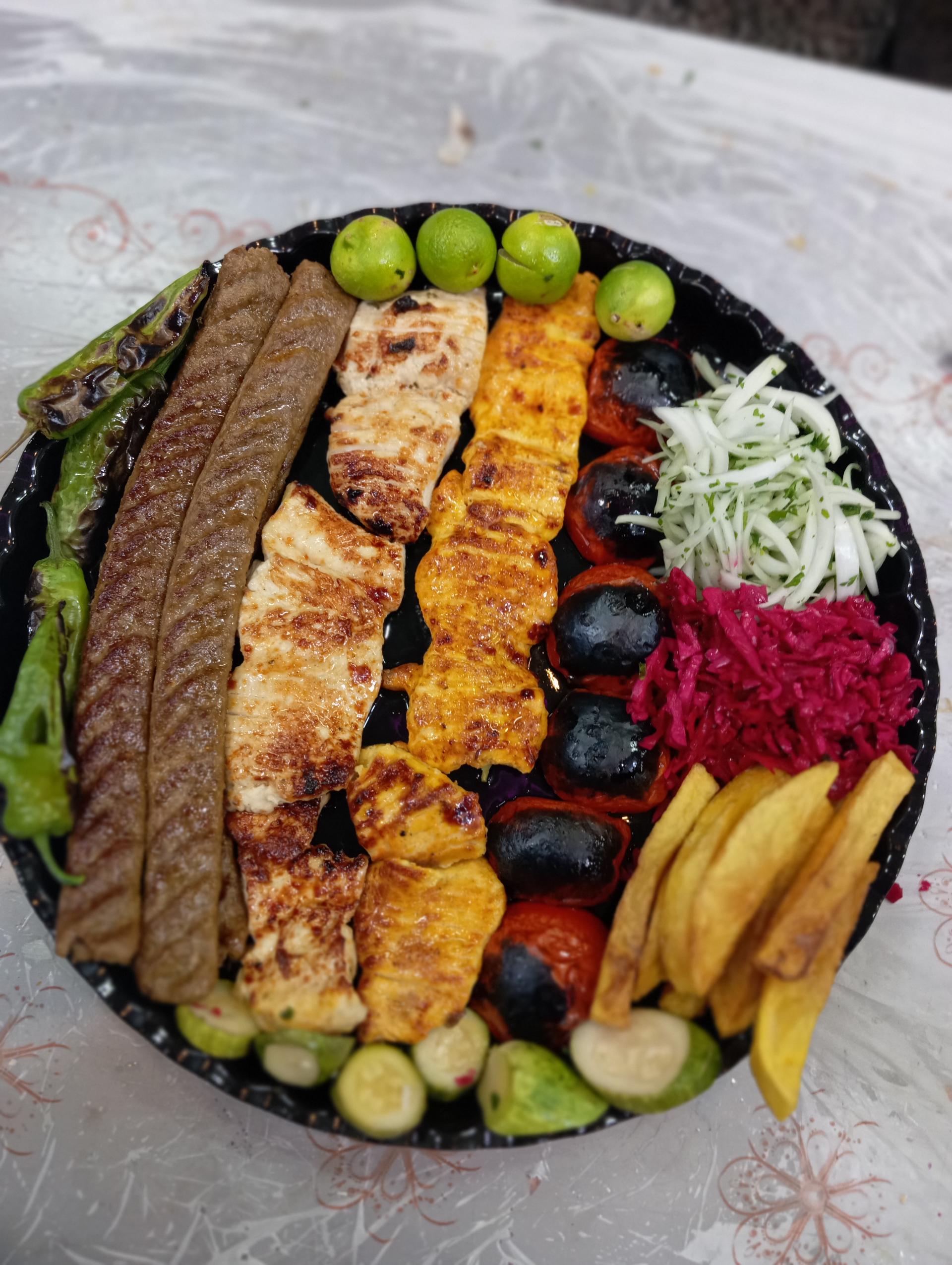 عکس کترینگ و تهیه غذای گِمو