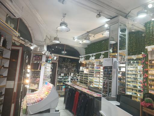 عکس فروشگاه ملزومات ناخن کرال