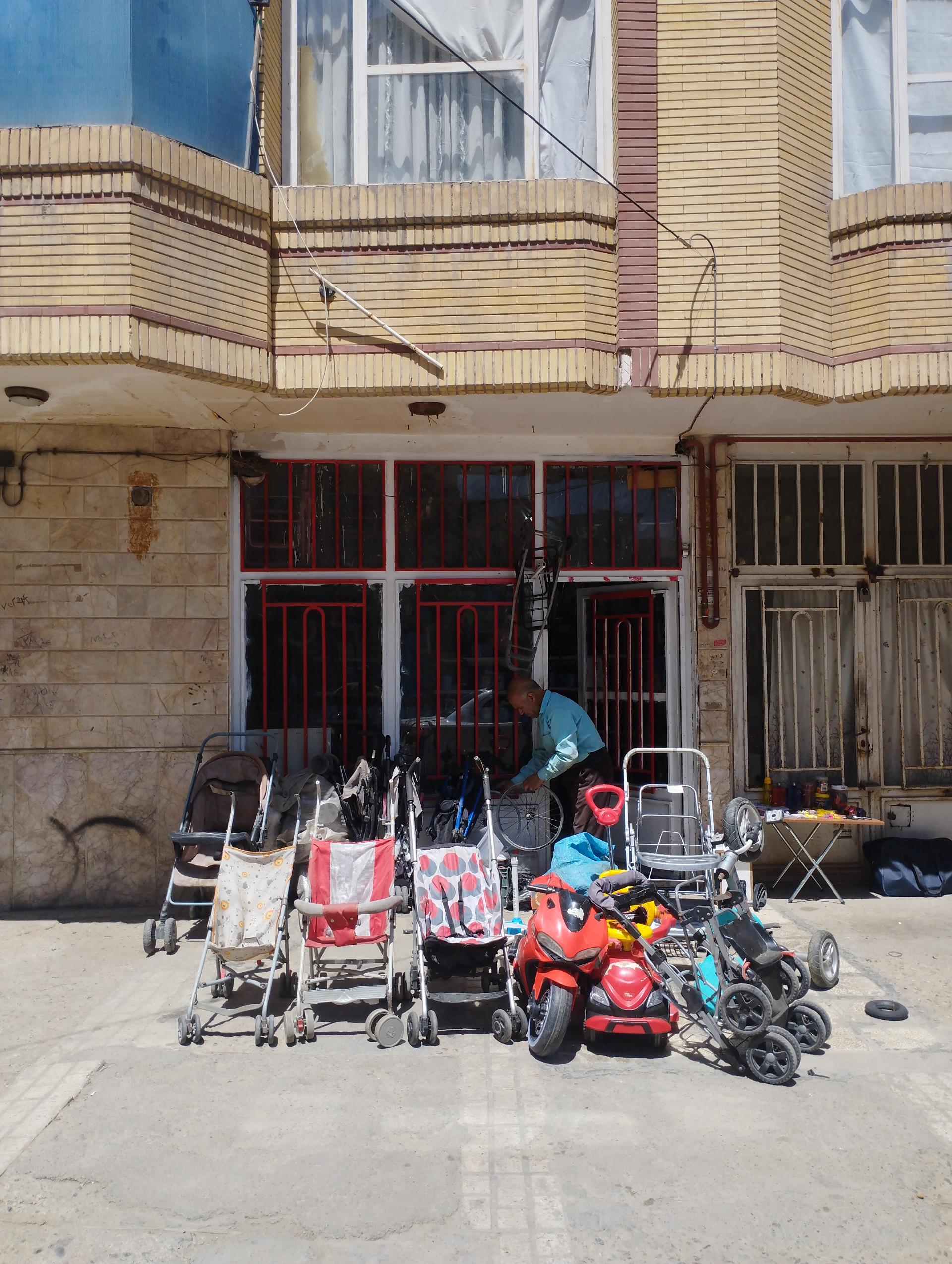 عکس تعمیرات دوچرخه و کالسکه 