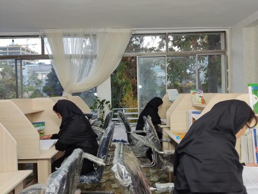 عکس سالن مطالعه و کتابخانه تخصصی ریحانه