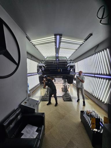 عکس کارشناسی فنی و تشخیص رنگ خودرو عبادی