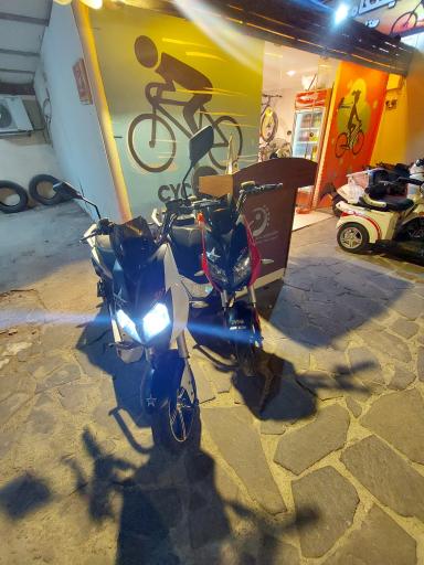 عکس ایستگاه دوچرخه و موتور شارژی هتل دریایی ترنج 