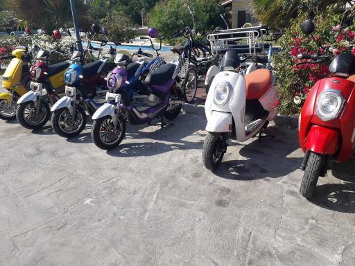 عکس ایستگاه دوچرخه و موتور شارژی هتل دریایی ترنج 