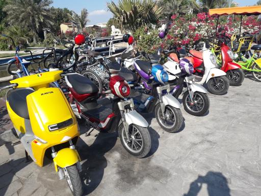 عکس ایستگاه دوچرخه و موتور شارژی هتل دریایی ترنج 