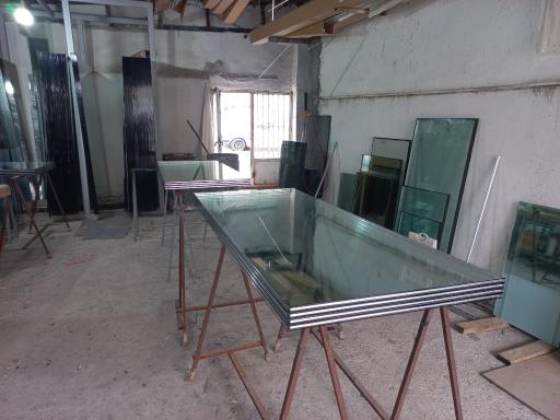 عکس کارگاه مونتاژ شیشه دوجداره و درب و پنجره upvc 