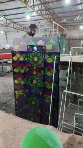 عکس کارگاه مونتاژ شیشه دوجداره و درب و پنجره upvc 