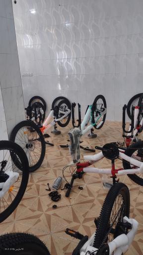 عکس تعمیر دوچرخه ملکی