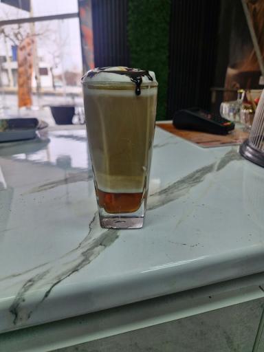 عکس کافی شاپ  یه ربع دلخوشی 