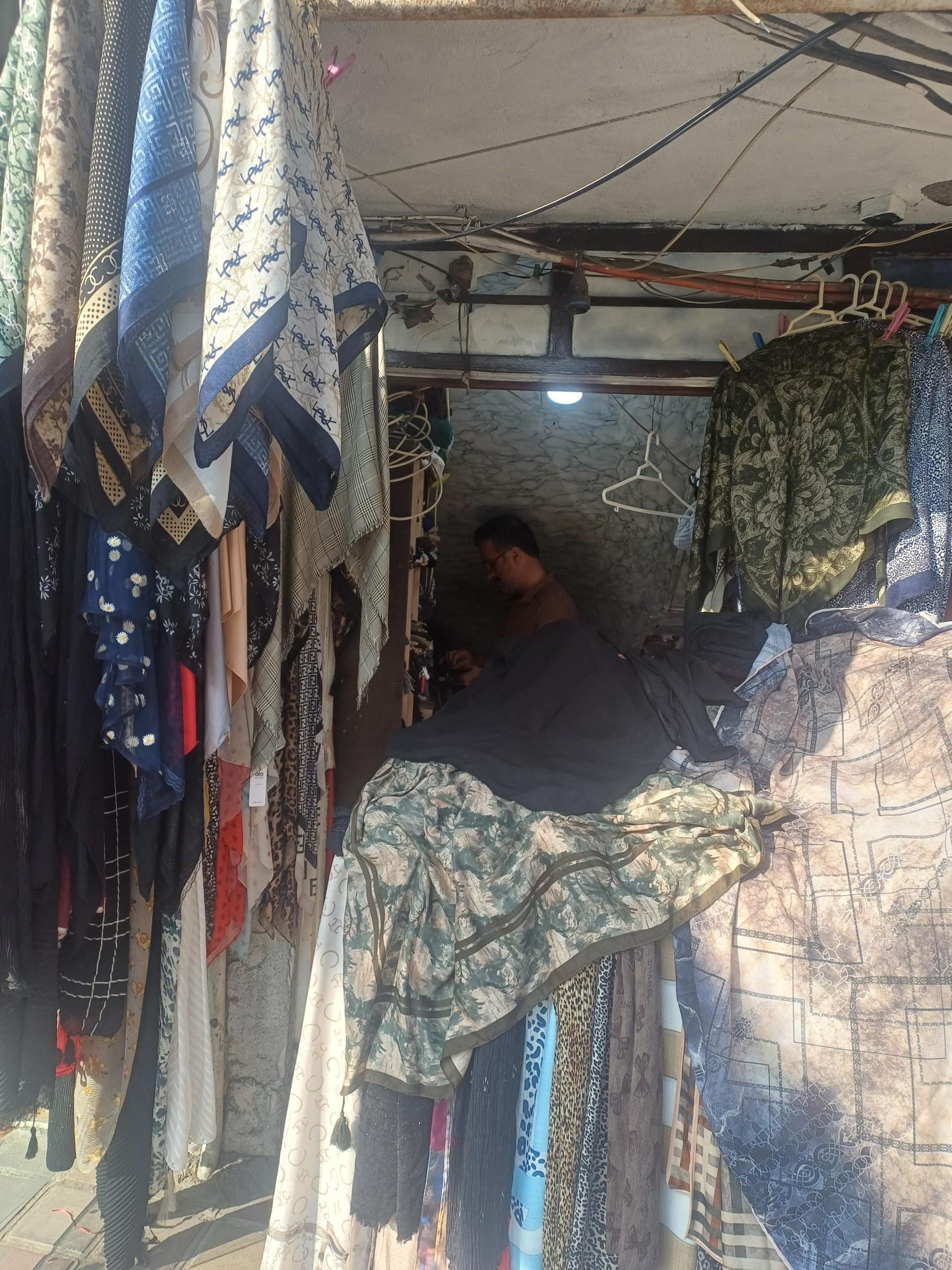 عکس شال و روسری فروشی