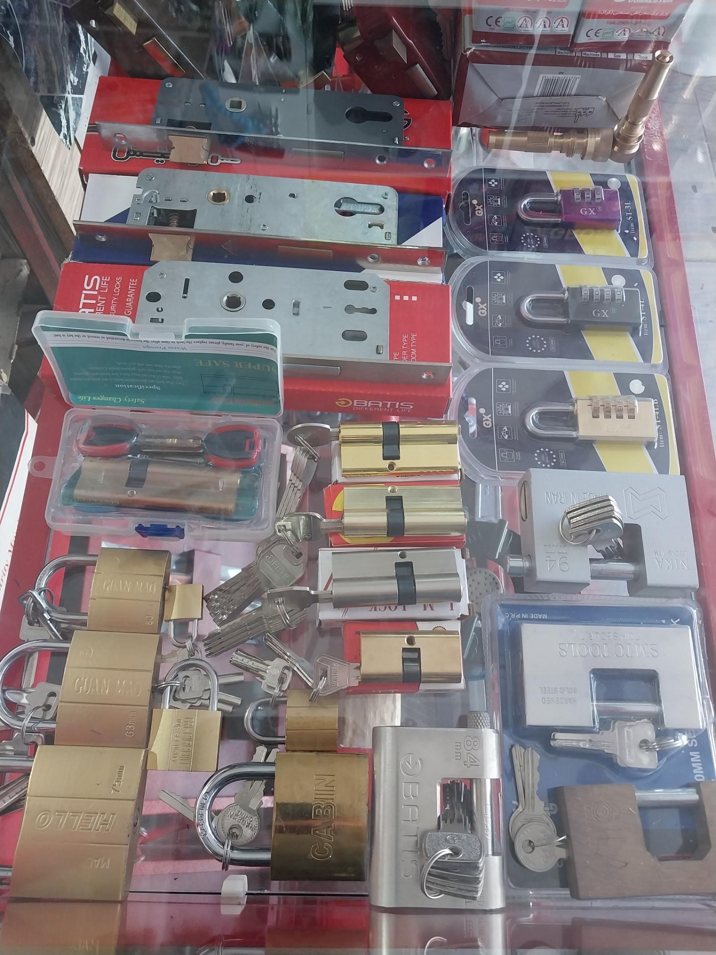 عکس رنگ و ابزار ارمغان زمانی 