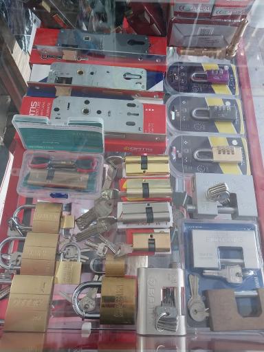 عکس رنگ و ابزار ارمغان زمانی 