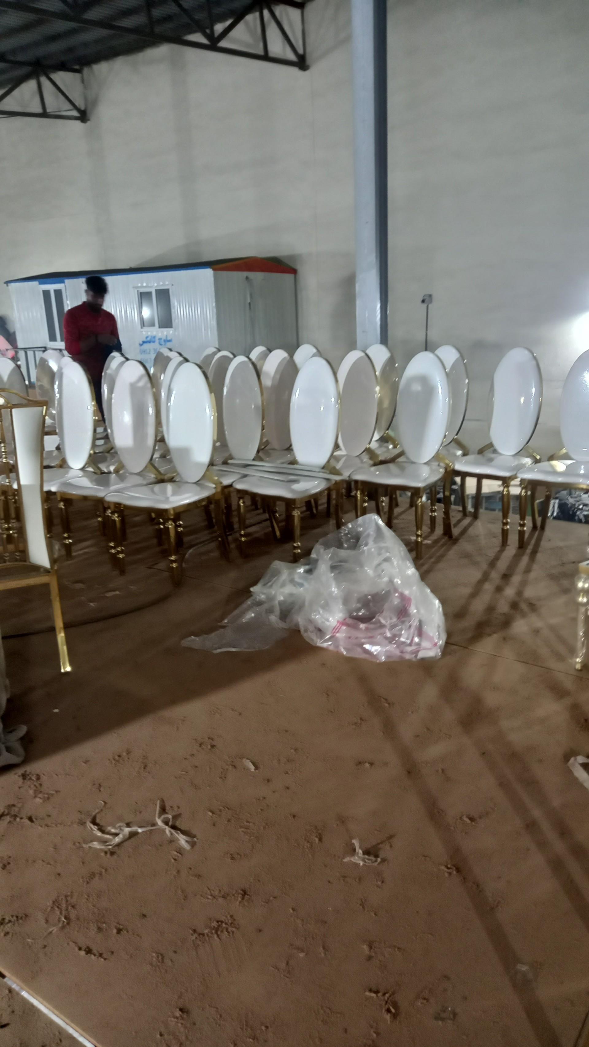 عکس پی وی دی و میز و صندلی تالاری آراز