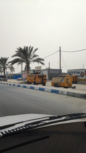 عکس ایستگاه جرثقیل و ماشین های صنعتی سنگین بندر نخل تقی